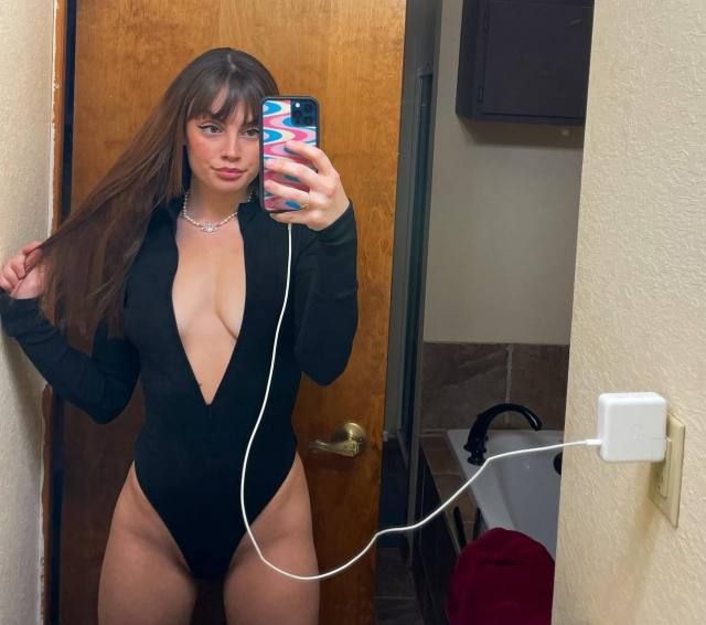 I’m down and available for hookup 🍑🍑💦❤️🔥 - Image 3